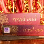 Packung Räucherstäbchen und dekorativer Schmuck